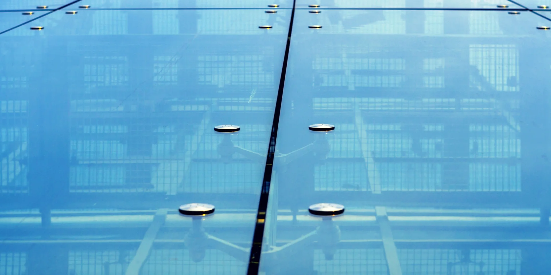 Paslanmaz çelik bağlantı elemanlarıyla uygulanan modern cam cephe sistemi